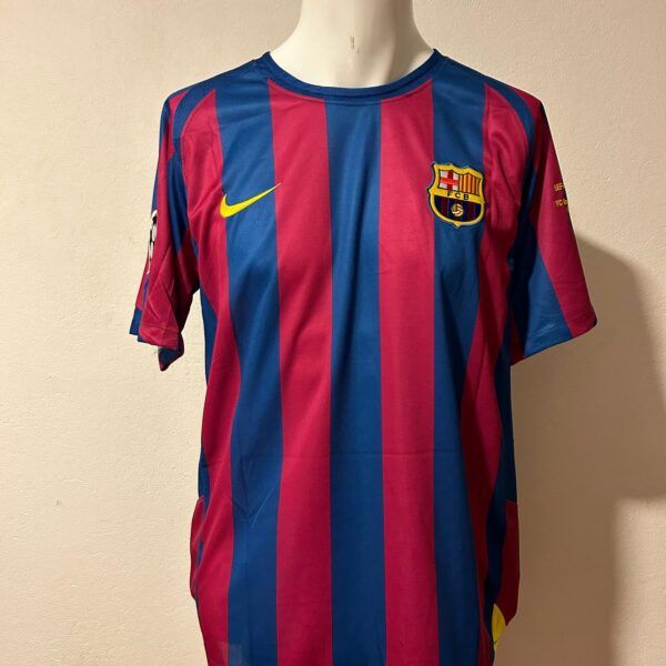 Camiseta Retro Barcelona  Ronaldinho 05/06 talle S
