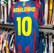 Camiseta Retro Barcelona Ronaldinho 05/06 - Imagen 2